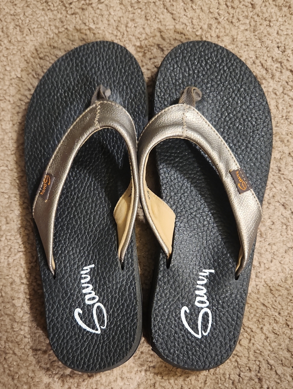 Savvy Women's pewter pebbled textured straps comfy flip-flop sandals.  Size 7